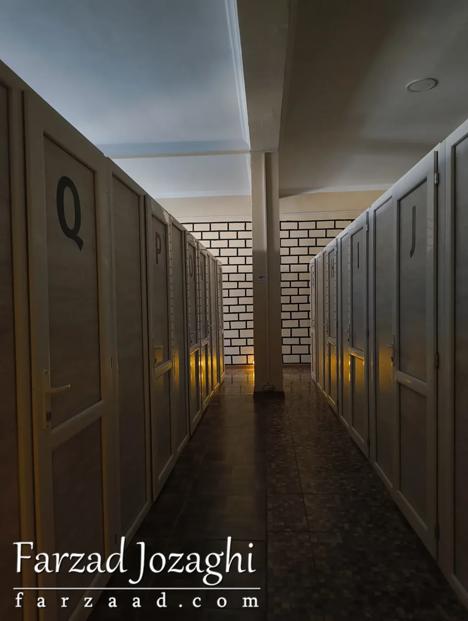 هاستل منداریا با اتاق‌های تک نفره با ظرفیت جمعی بسیار بالا! اتاق در جد 2 متر در 2 متر!