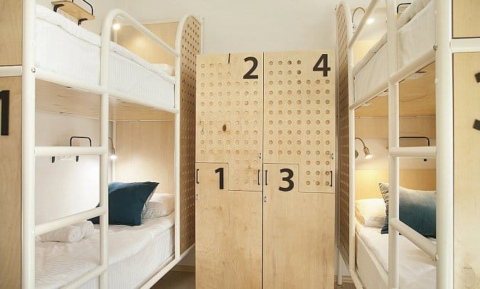 لاکرها و فاصله بین تخت ها در یک اتاق 4 نفره در هاستل نتیزن مسکو