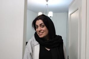 نمونه عکس از انسان از فاصله یک متری بدون زوم -نمونه عکس دوربین کانن Canon EOS 2000D